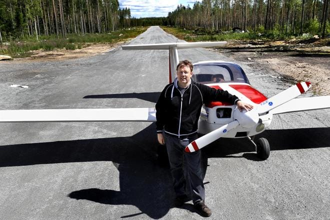 Esa Järvelä rakensi itselleen lentopaikan omaan metsäänsä Soinin keskustan tuntumaan. Mies tykkää lentää Grob 109B -moottoripurjelentokoneella. Kiitorata on 600 metriä pitkä ja 10 metriä leveä. KUVA: JOUKO HÄNNINEN