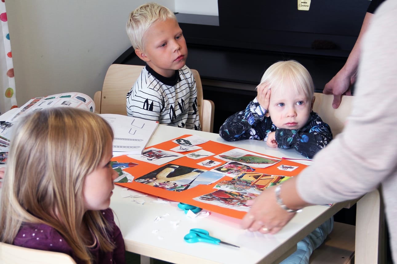 Iisa Määtän, Joose Vuorman ja Eeli Turpeisen ryhmän kartongille liimautui muun muassa kiikkuja, kiipeilytelineitä ja juoksuratakin. Vilma Pehkonen puolestaan löysi esitteistä kivoja liukumäkiä.