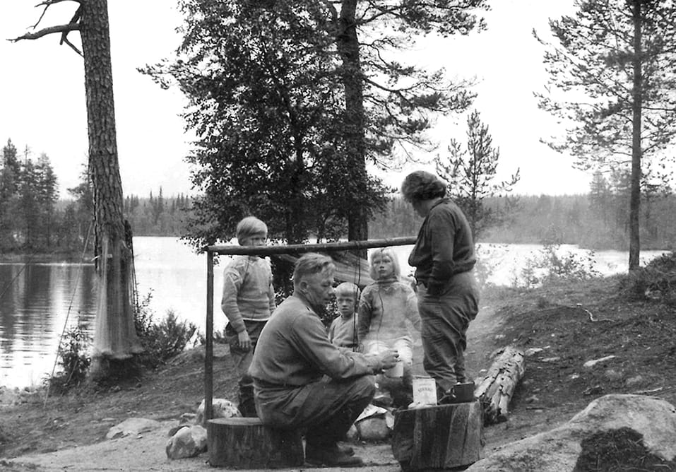 Eetu Pohjolan muistelmakirjan kuvassa Kalapottuja nuotiolla. Eetu ja Bertta sekä lapset Marita, Kauko ja Pirjo.