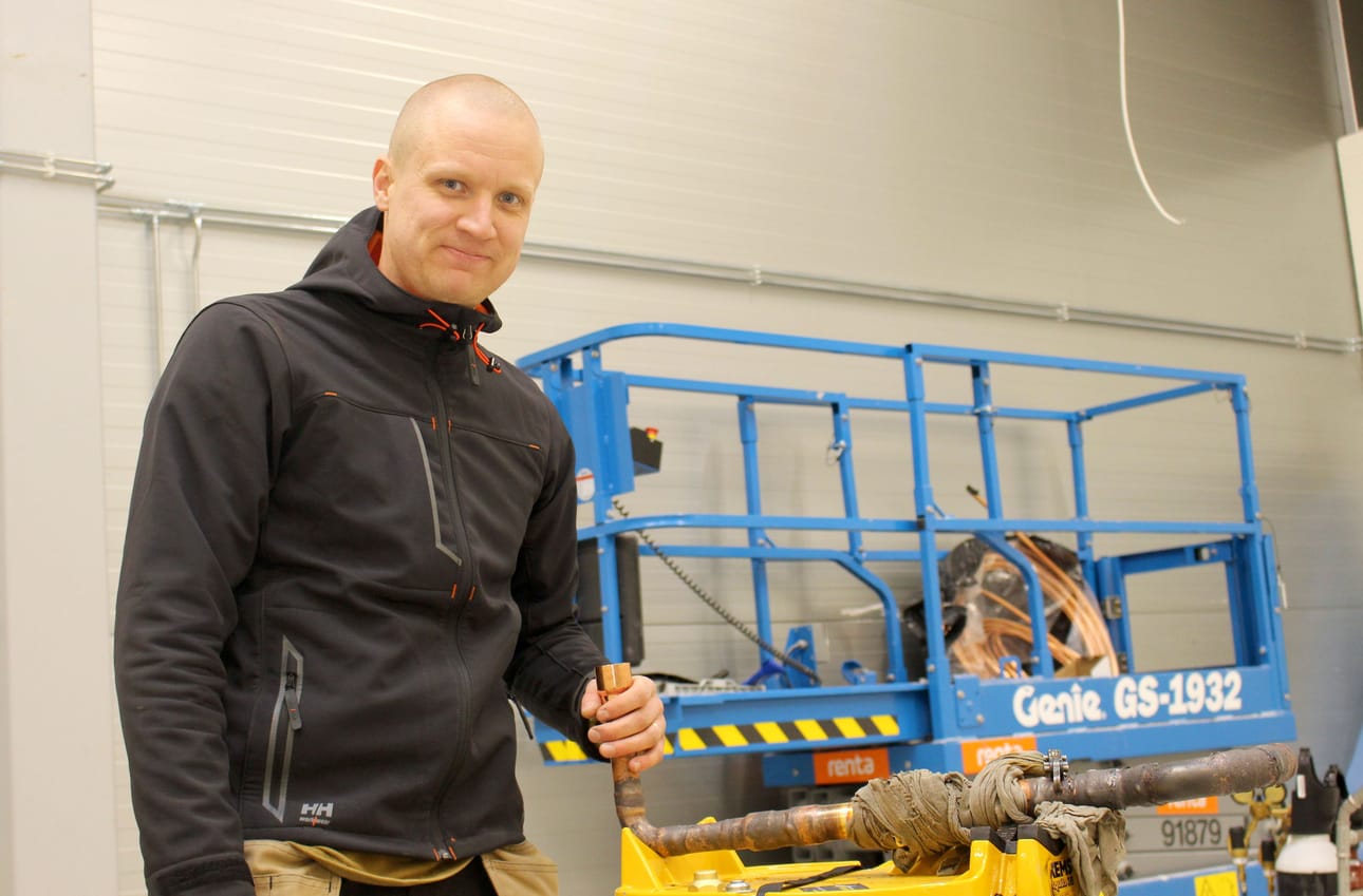Jarmo Selkäinaho iloitsee Pyhännällä vallitsevasta palveluiden kehittämishengestä joka on tuonut töitä. Kirjavan Sähkön toiminta alkoi sähköasennuspalveluilla, mutta nykyisin jo noin puolet työajasta kuluu kylmälaitteiden parissa. Selkäinaho urakoi Feelian uuden tehtaan kylmäasennukset.