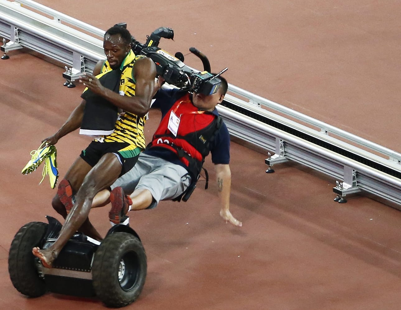 Segwaylla liikkunut kameramies törmäsi Usain Boltiin 200 metrin finaalin jälkeen.