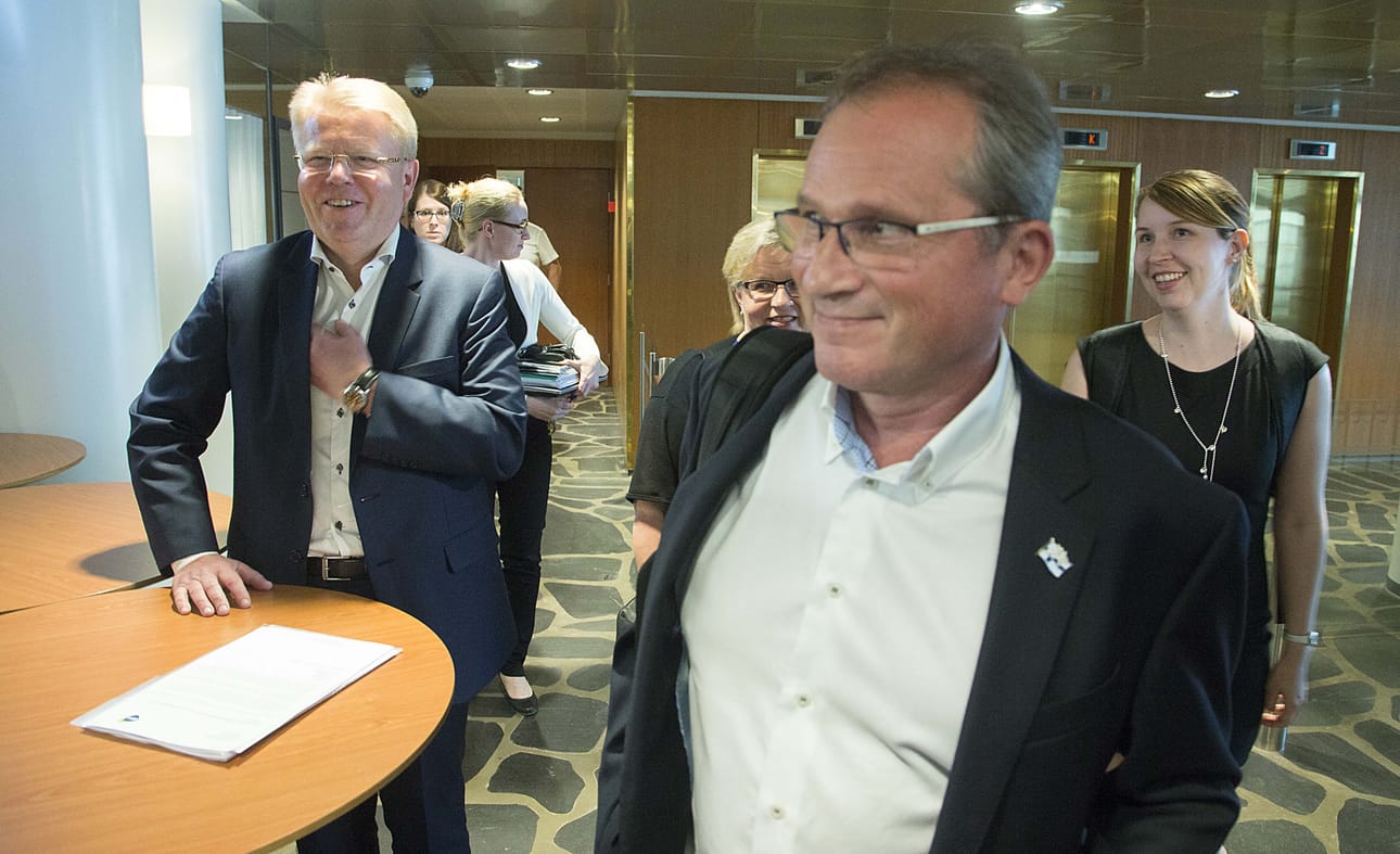 EK:n toimitusjohtaja Jyri Häkämies on juuri päättänyt tiedotustilaisuutensa, kun Sivistystyönantajat tulevat neuvotteluhuoneesta ulos myönteisen kilpailukykypäätöksen kanssa.