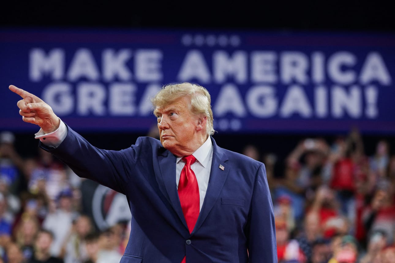 Donald Trump vaalitilaisuudessa Floridassa perjantaina.