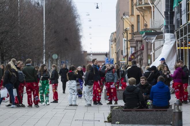 Vaasan Boom City appro -opiskelijatapahtumaan myytiin ennakolta 800 lippua. Haalarikansaa vaelsi keskustan approbaareissa viiden jälkeen keskiviikkoiltana. Kuvat: Selma Paavola