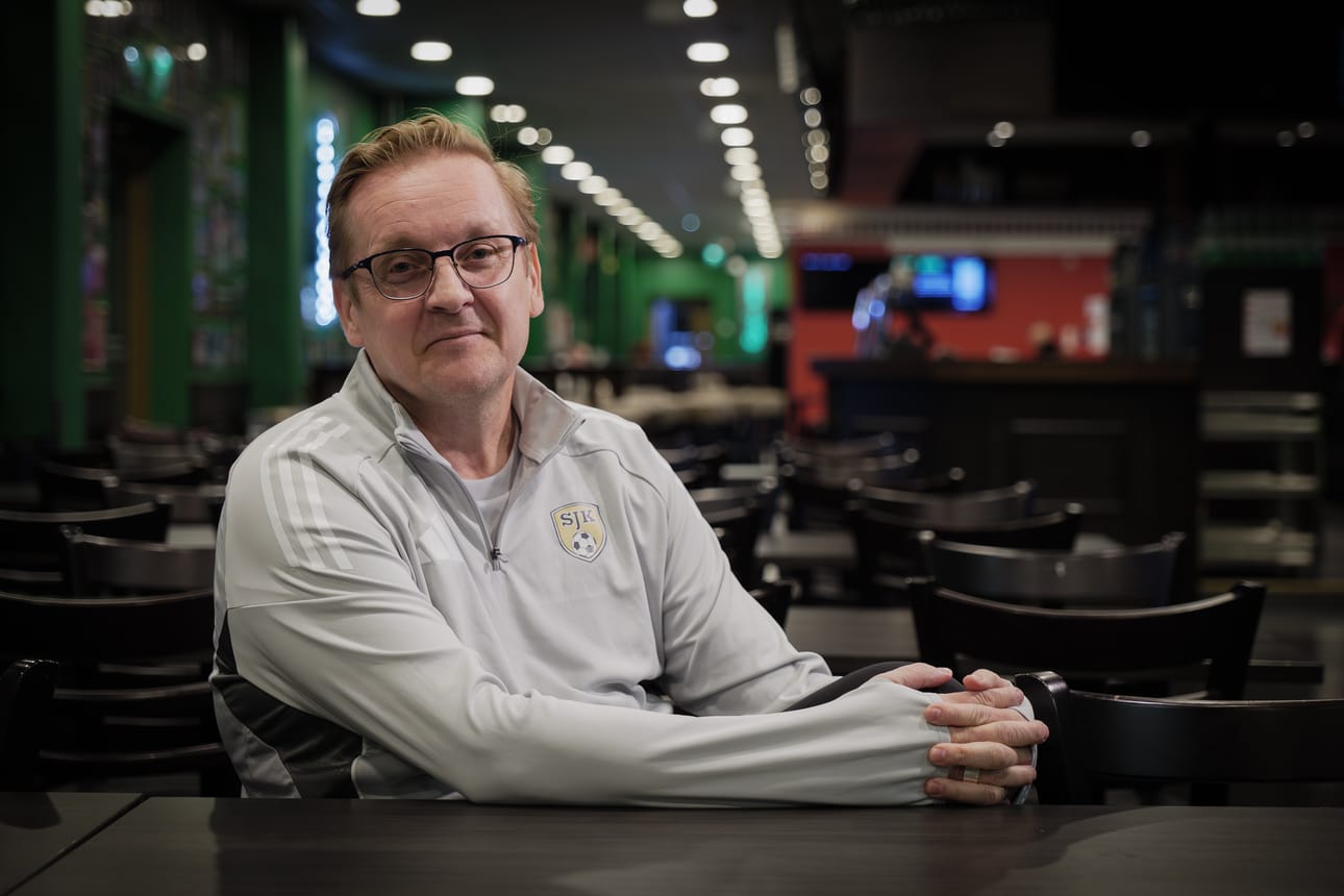 SJK:n uusi päävalmentaja Jarkko Wiss on saanut kokemuksen myötä malttia.