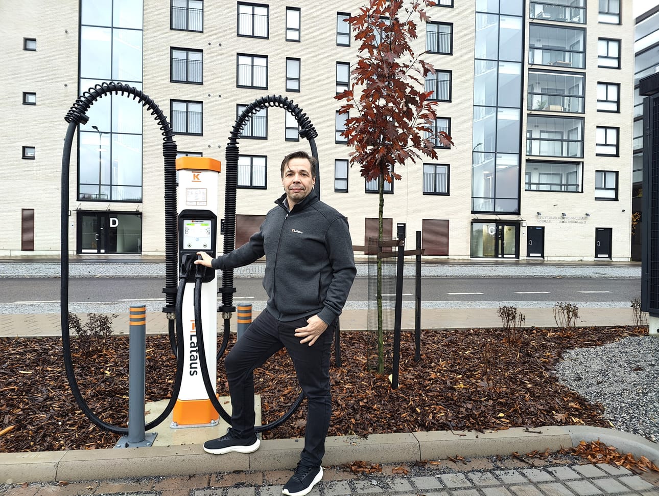 Uusia latauspisteitä nousee nopeimmin paikkoihin, joissa ihmiset liikkuvat ja asioivat, K-Latauksen johtaja Iiro Määttänen kertoo.
