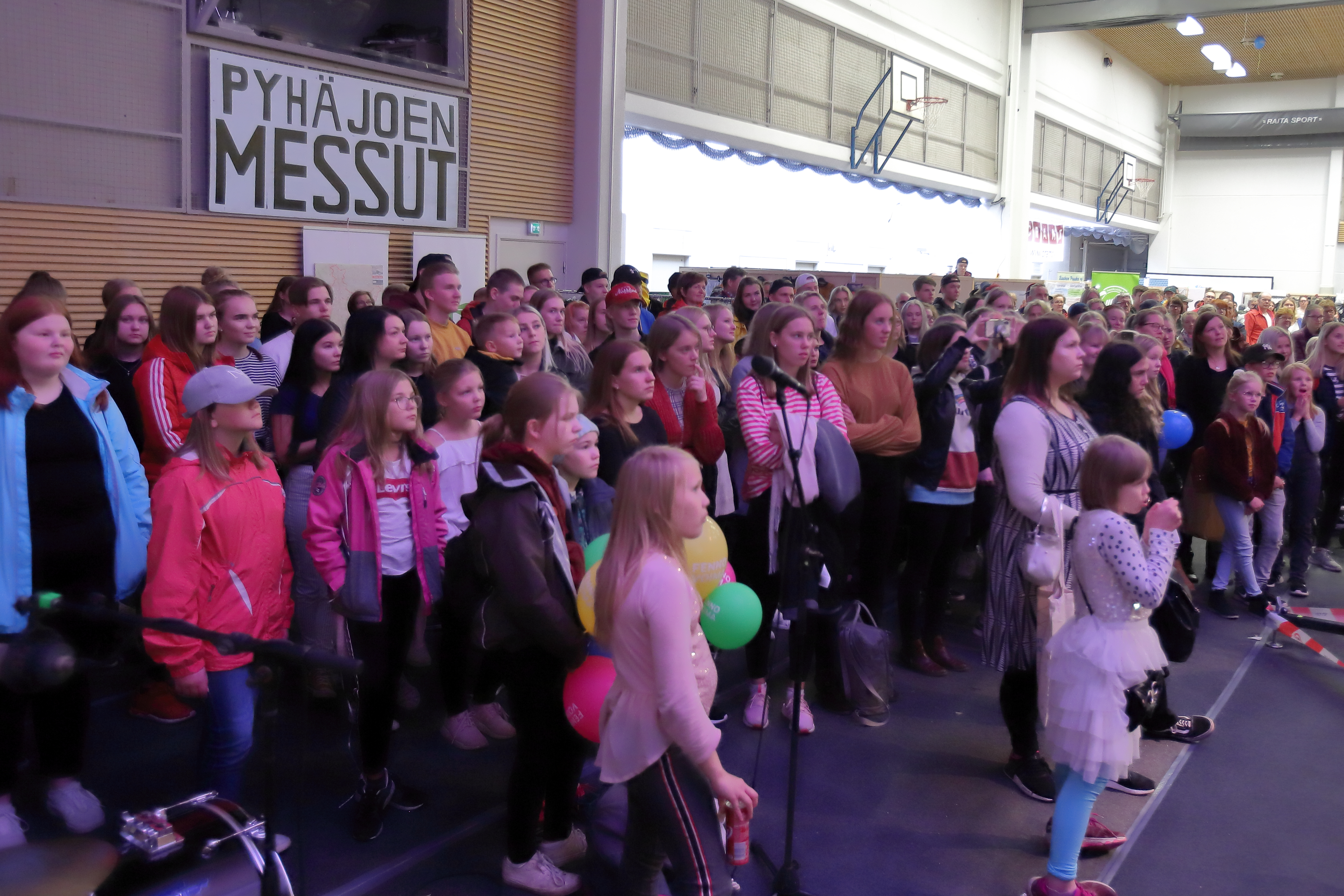 Yleisö tapitti tarkasti muotinäytöstä. 