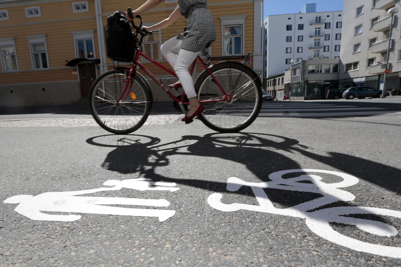 Oulussa pyörätiet ovat useimmiten erillään autoteistä, Helsingissä taas pyöräillään paljolti ajoradan viereen tehdyillä kaistoilla.