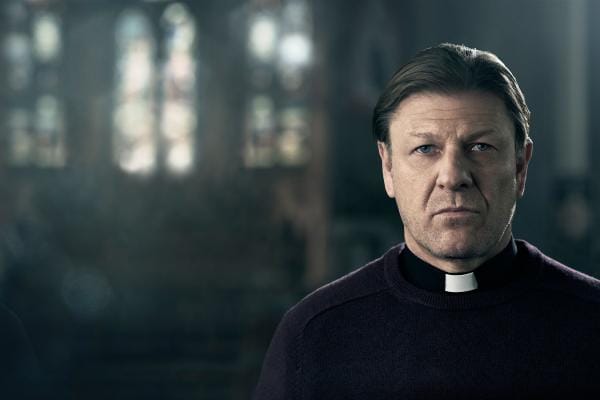 Isä Michael Kerrigan (Sean Bean) toimii pappina köyhässä kaupunkiseurakunnassa, jossa maallinen hätä on henkistä puutetta suurempaa. KUVA: Des Willie