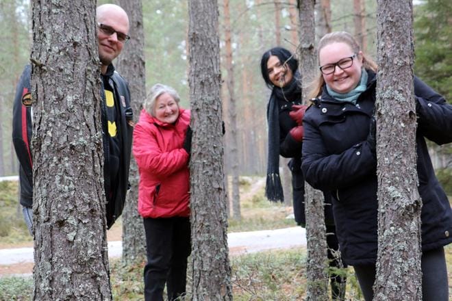 Henry Aho, Kaisu Viljanmaa, Essi Simberg ja Anne Ylihärsilä (oikealla) tutustuivat lastennäytelmän kulisseihin tällä viikolla. Esitykset ovat mäntymetsässä Teuvan Pappilankankaalla elokuussa. KUVA: JORMA HAVULA