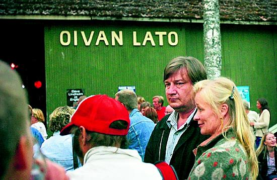 Karkkilan ja Nummi-Pusulan vanhukset saivat yhteisen ehtookodin 1950-luvulla.  Viisikymmentä vuotta myöhemmin sen huoneissa asustaa <br/><br/>heidän lapsenlapsenlapsiaan, mutta vain yön kerrallaan.