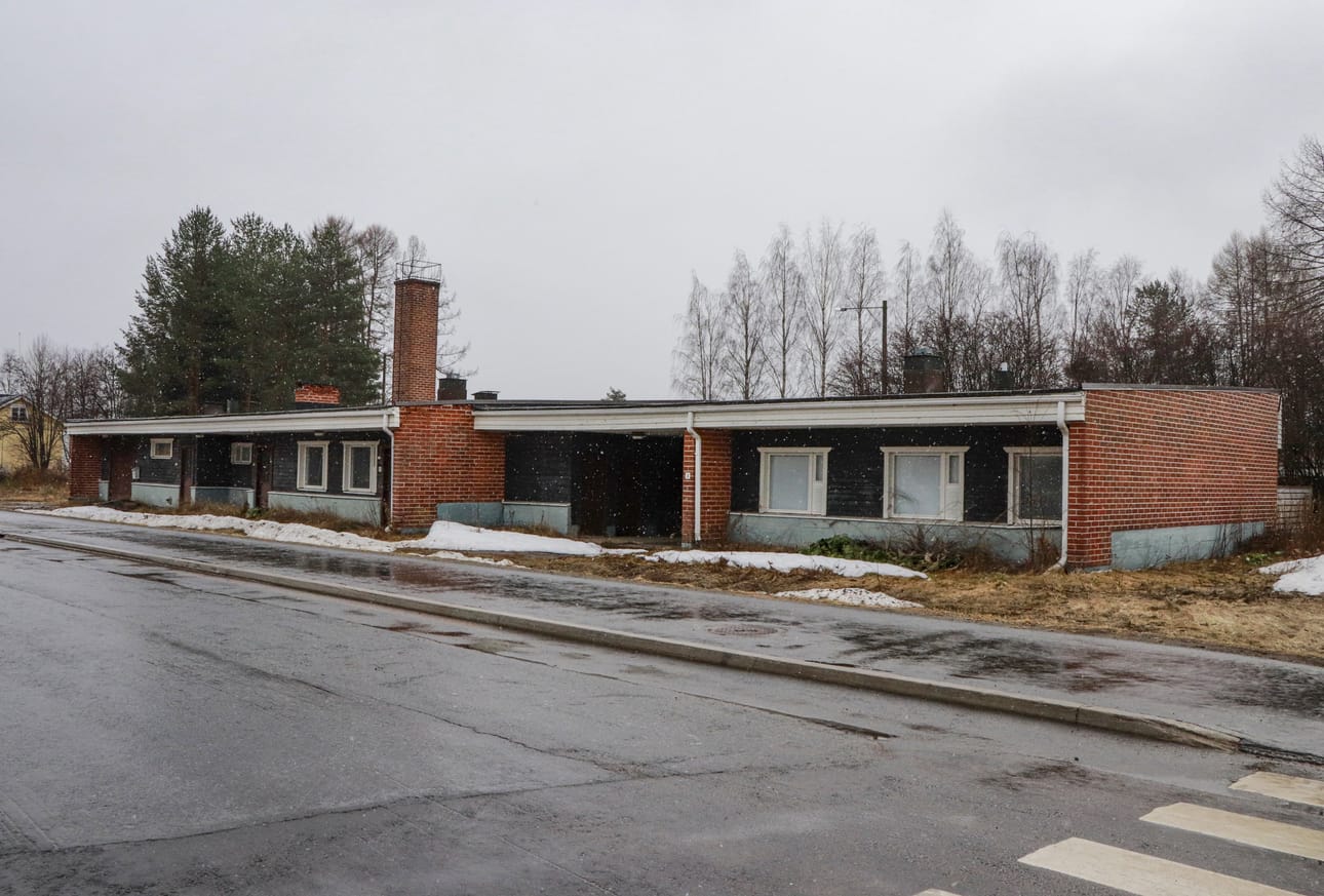 Iijoen rannalla Ritolantiellä sijaitsee kaksi Pudasjärven kaupungin omistamaa rivitaloa, jotka ovat olleet jo vuosia tyhjillään.