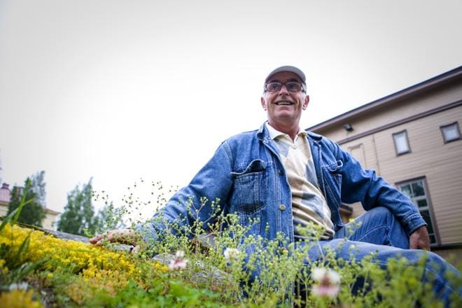 Ilias Missyrista kiehtoo Suomessa erityisesti luonto, ja siihen liittyvä arvostus. Hän on mukana Vaasa Wildlife -luontoelokuvafestivaalien järjestelyissä. – Vaasa on vähän enemmän, kuin muut Suomen kaupungit. Maankohoaminen todistaa sen, että luonto elää täällä, hän sanoo. KUVA: PAULA KASKIMAA