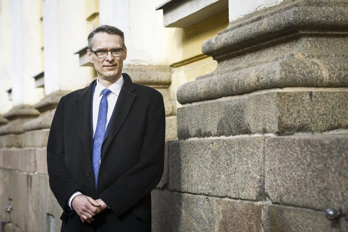 Oikeuskansleri Tuomas Pöysti kehottaa sosiaali- ja terveysministeriötä parantamaan koronavirusepidemian hoitoa koskevan päätöksenteon avoimuutta. Lehtikuva / Emmi Korhonen