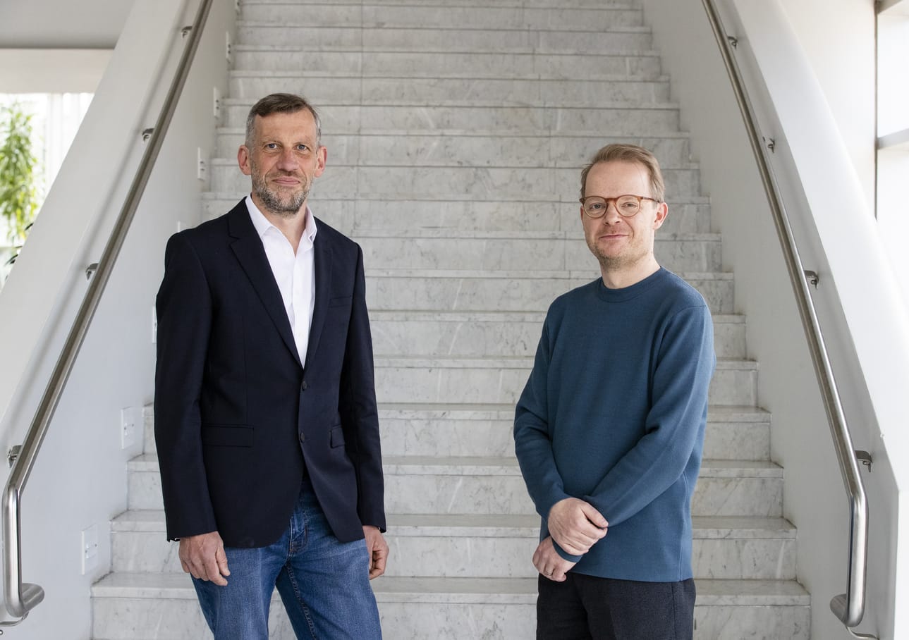Rumon Gamba (vas.) saa Oulu sinfonian ylikapellimestarin tehtäväänsä taiteellisen partnerin, kapellimestari-säveltäjä Jaakko Kuusiston. Molemmat esiintyvät myös orkesterin syyskauden konserteissa.