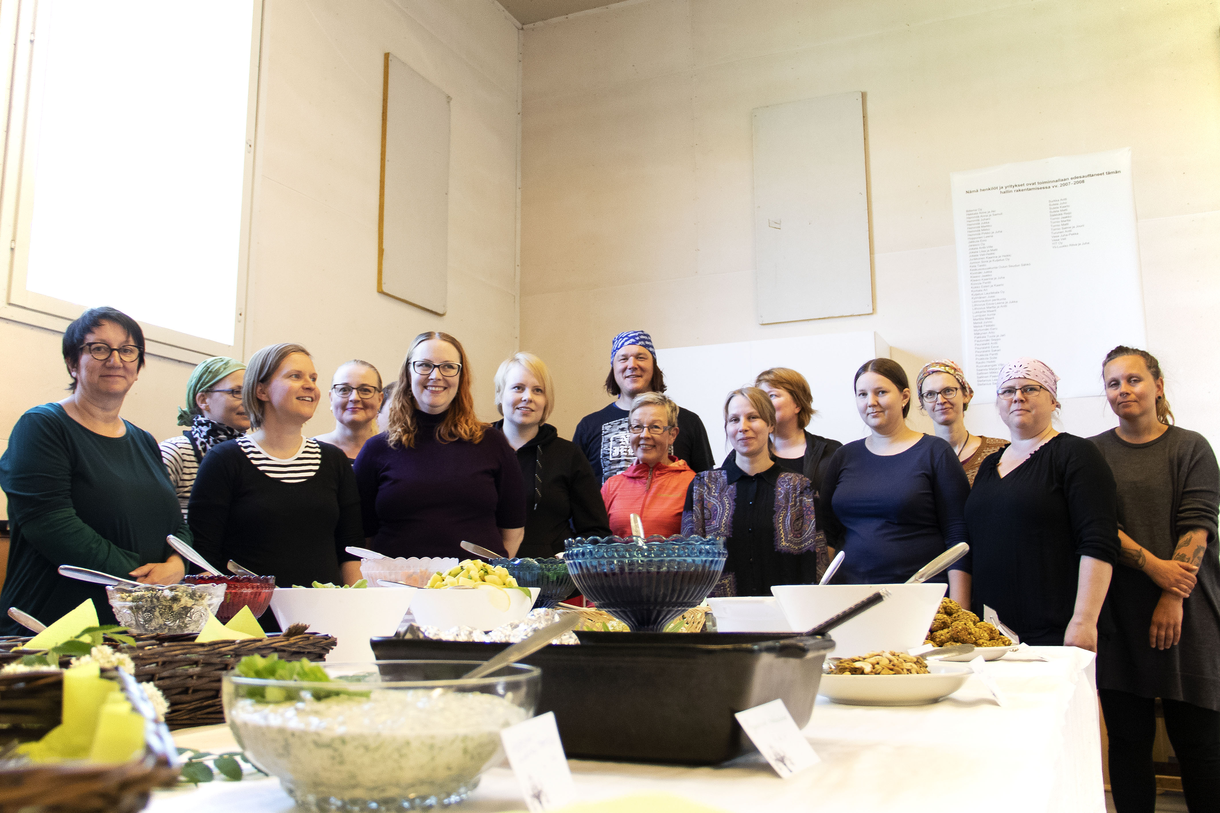 <p>Iloinen porukka tutustui HirvasAreenalla villiyrttien maailmaan. Kurssi oli osa PSK-Aikuisopiston luonto-ohjaajakoulutusta. Luonto- ja ympäristöalan perustutkintoon johtavat opinnot vievät aikaa keskimäärin puolestatoista kahteen vuoteen.</p>
