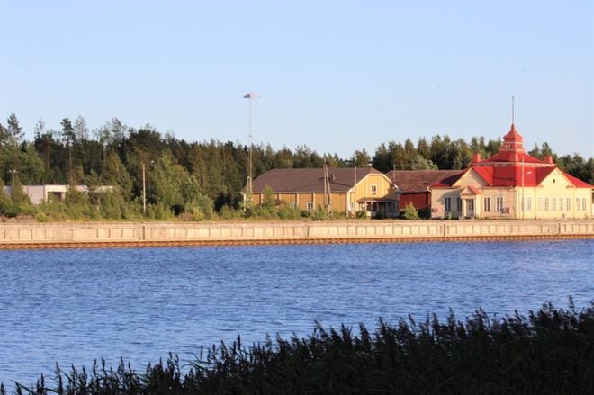 Kerrostalojen kahta korttelialuetta suunnitellaan satamakonttorista vasemmalle. Sisäsataman uusi asuinalue sijaitsee Kaupunginlahden rannalla Kristiinan Itäpuolella. KUVA: LOTTA KALLIO