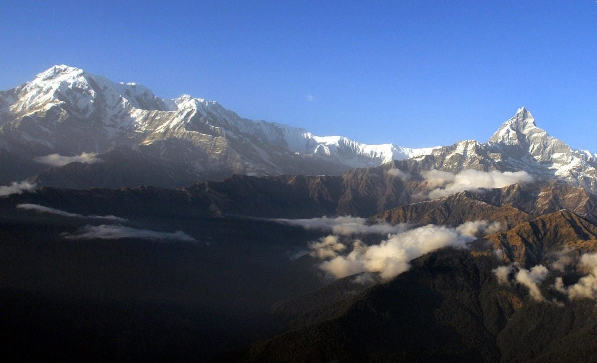 Vuoristoisessa Nepalissa on lukuisia lentokenttiä, joiden kiitoratoja pidetään hankalina kokeneillekin lentäjille. Kuva Himalajan vuoristosta Nepalista. LEHTIKUVA/AFP