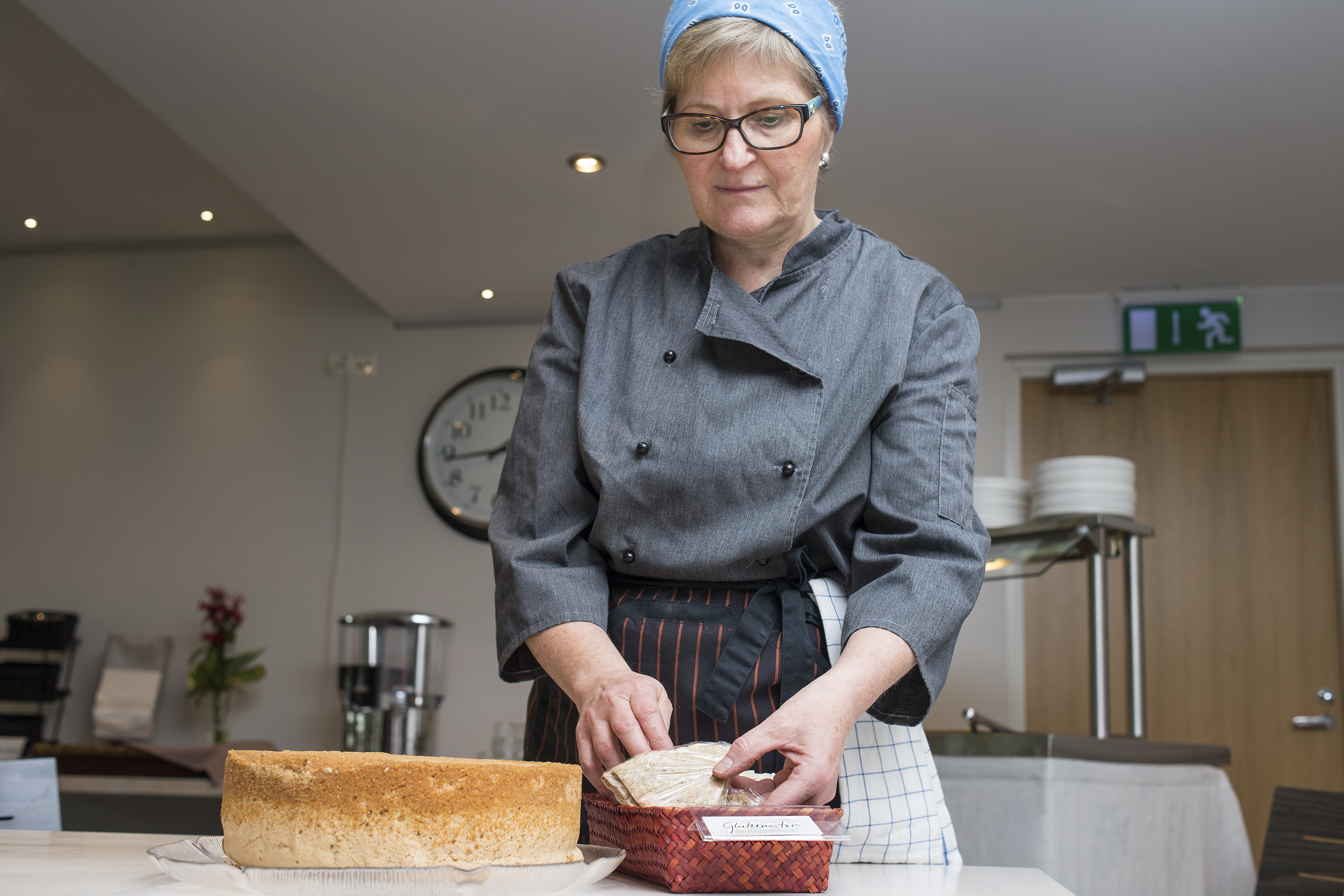 &ndash;&thinsp;Kakkupohjat tehdään meillä suoraan gluteenittomiksi ja leivät on esillä erikseen, kertoo Ravintola Talonpöydän kokki Laura Kallunki.