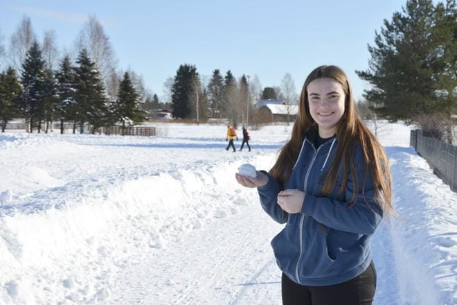 Jurvan lukiossa vaihtovuottaan viettävä Hannah Bilstad nauttii ulkona oleilusta. – Kotona Coloradossa voin yhtä lailla luistella ja lasketella kuin Suomessa, mutta täällä kokeilin ensi kerran hiihtoa ja olikin ihan surkea siinä. Luulin että olisin ollut hyvä siinä, mutta toisin kävi, Bilstad kertoo. KUVA: EVELIINA KÄLVIÄINEN