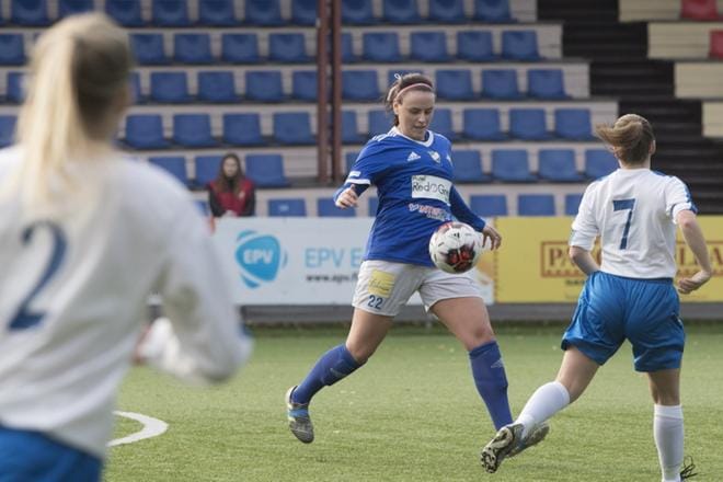 Eva-Susanna Dahlmars (kesk.) teki VIFK-naisten kauden päätösmaalin lauantaina. RoPS:n puolustajat Karita Tuomaala ja Julia Lindgren yrittivät ehtiä hätiin. KUVA: MINNA ANTILA