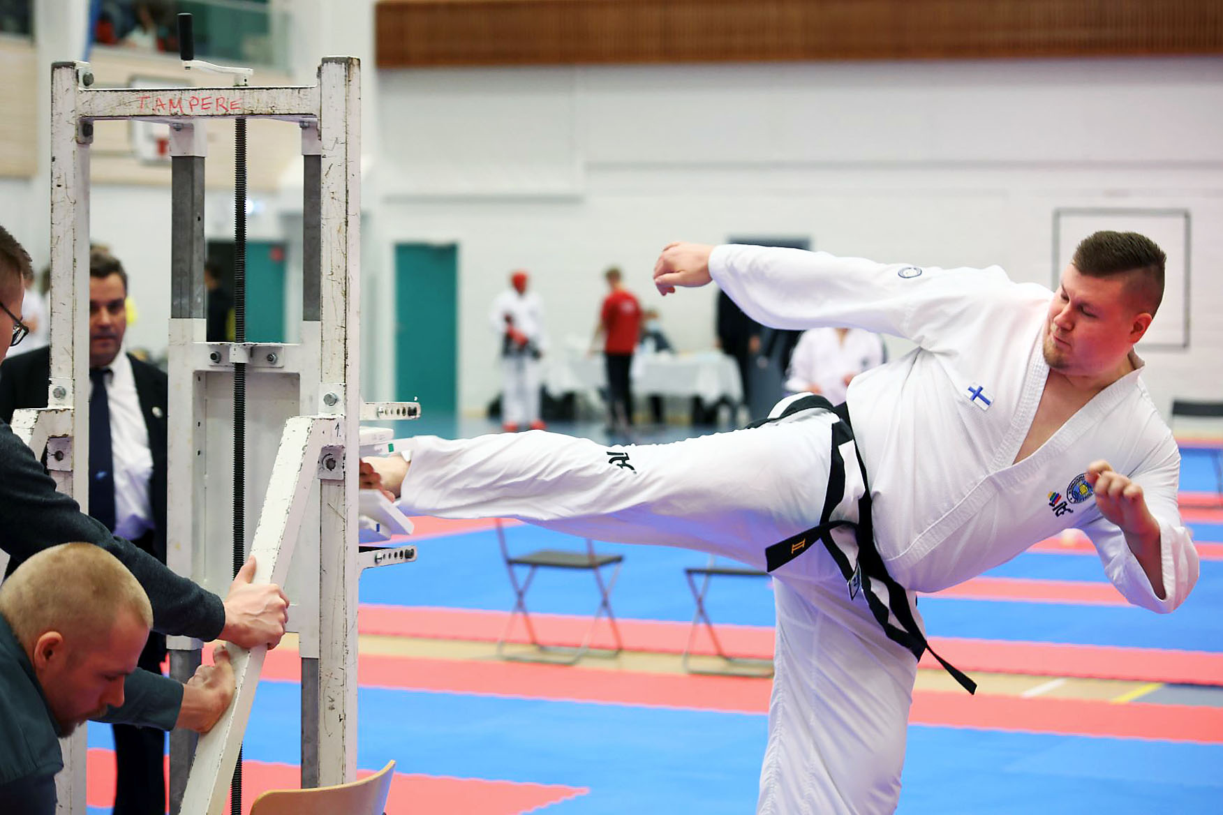 Kalle Kivioja murskasi voimalla mestariksi Taekwon-Don SM-kisoissa Torniossa – Rovaniemen Julia Pätsille kolme kultaa liikesarjoissa ja erikoistekniikassa