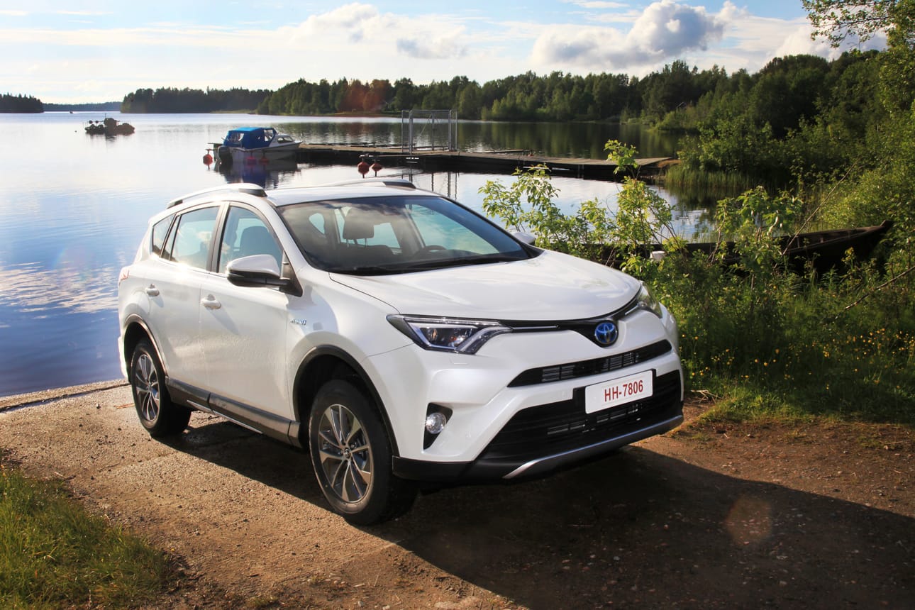 Toyota Rav4 on linjakkaasti muotoiltu.