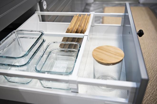 Suomalainen mies välttelee keskustelua sisustuksesta, mutta autoista juttua syntyy luontevasti. KUVA: Inka Soveri