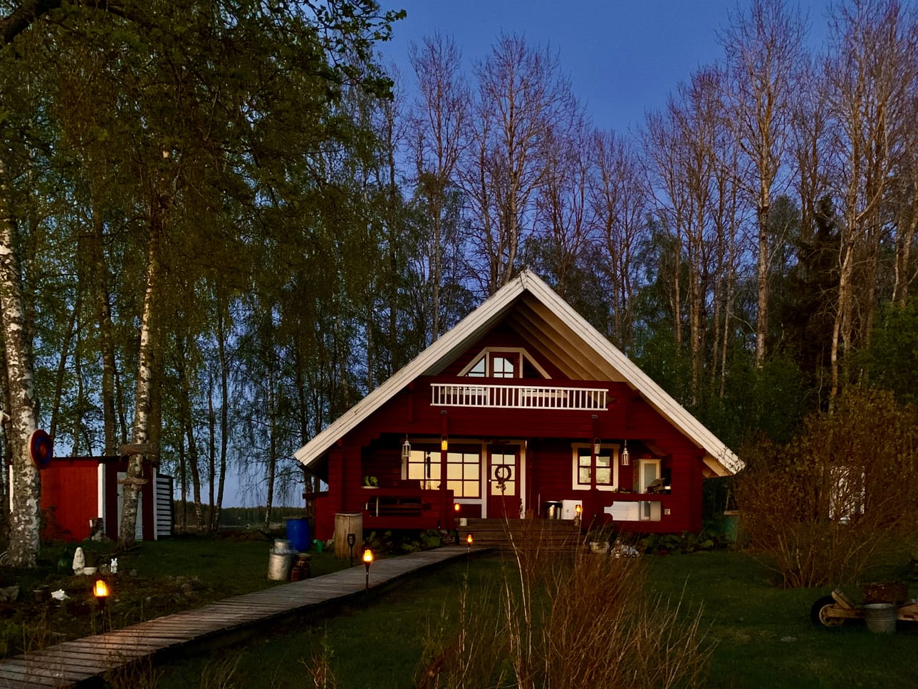 Mökki on rakennettu 1990-luvun alussa, ja veljekset peruskorjasivat sen.