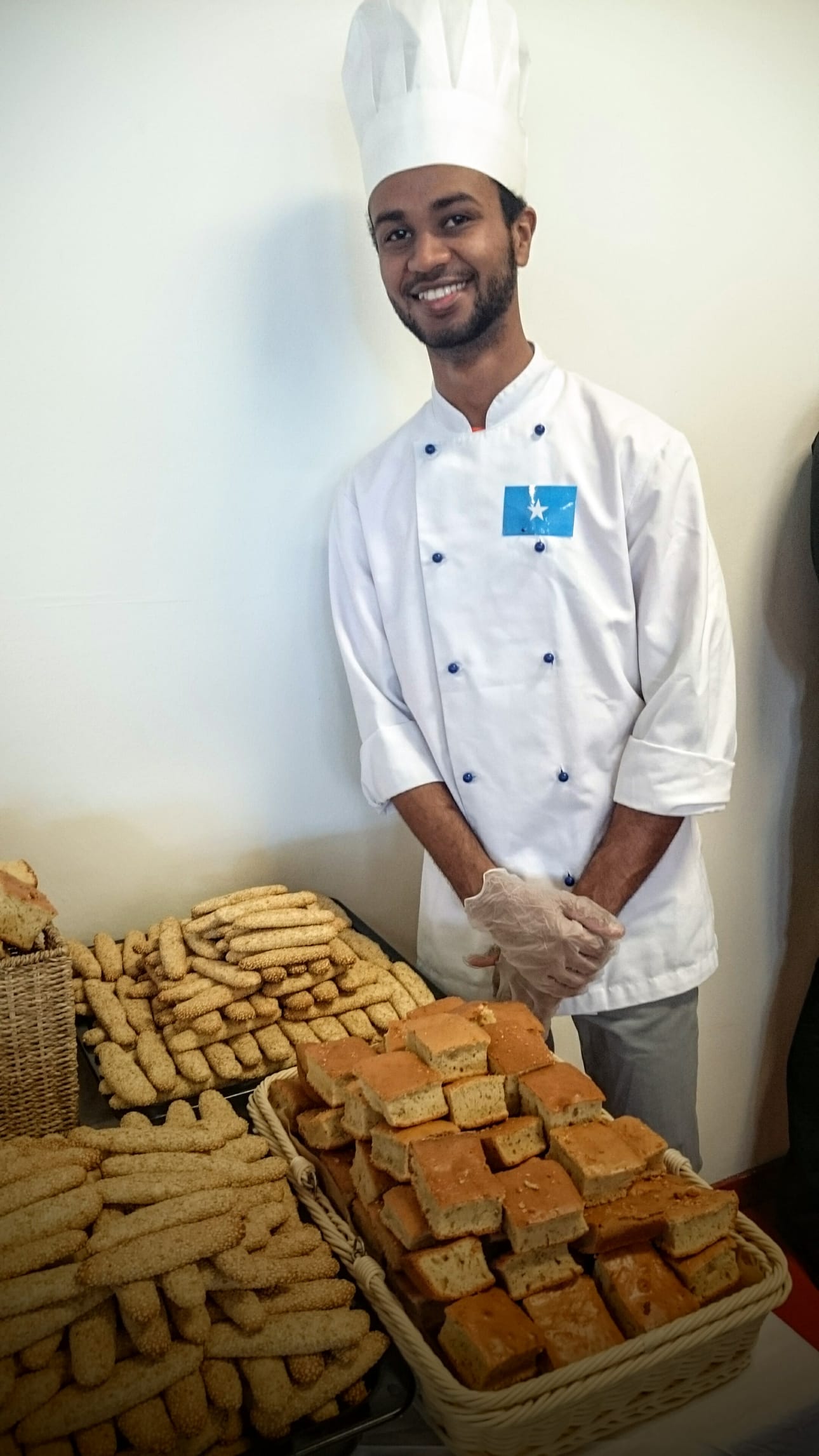 Somalialainen Hey Jaji osallistui jälkiruokaherkkujen leivontaan.