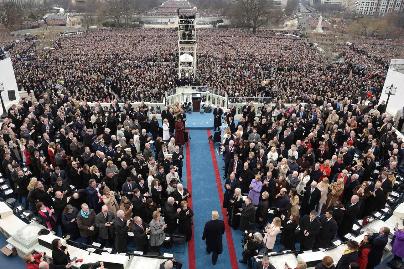 Donald Trumpin ensimmäiset virkaanastujaiset tammikuussa 2017 sujuivat muodollisesti kaavaa noudattaen. LEHTIKUVA/AFP