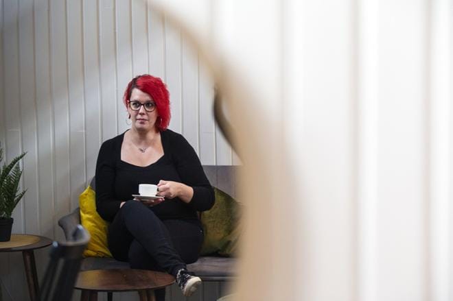 Nilla Kjellsdotter punoo murhatarinoita kahvin voimalla. – Kun kirjoitan, kahvikuppi on aina ulottuvilla. KUVAT: JARNO PELLINEN