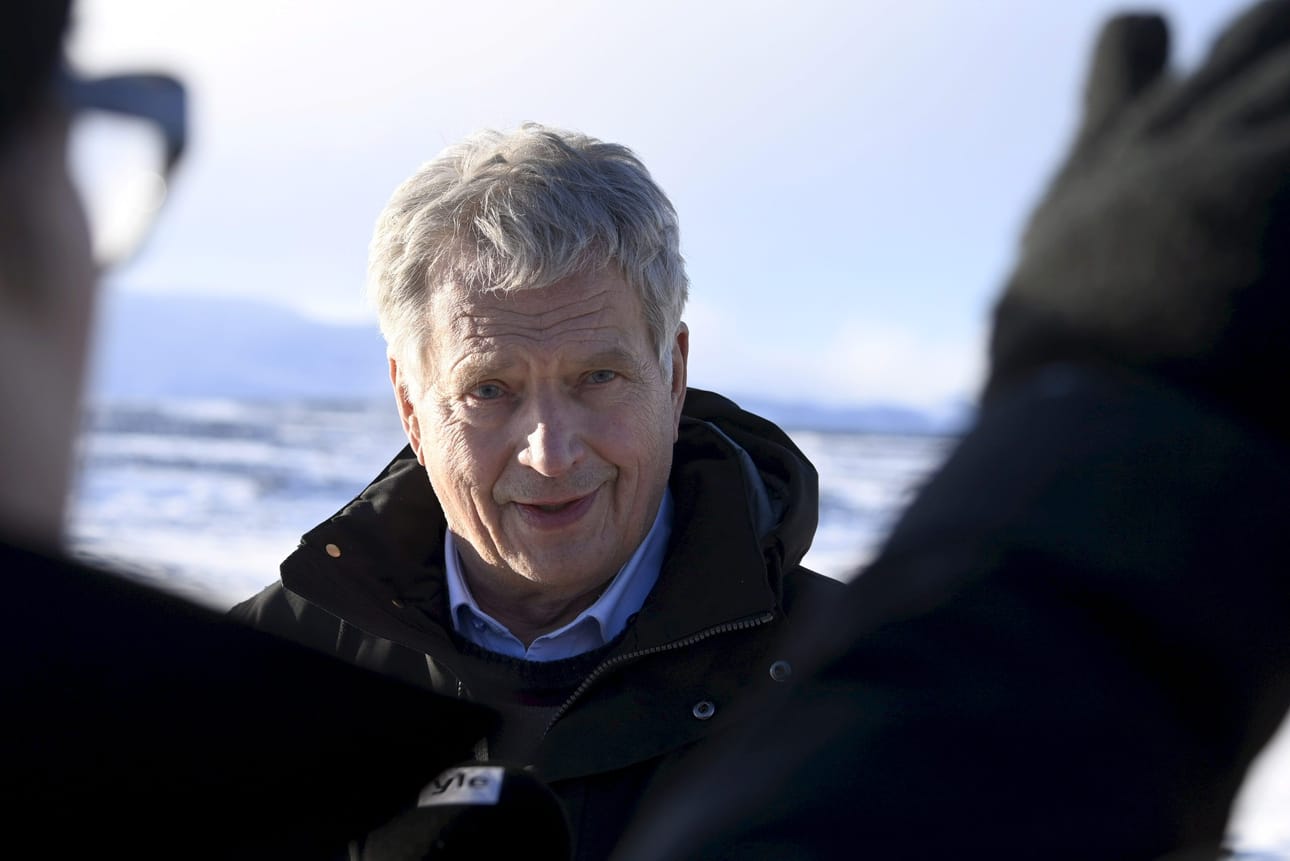Presidentti Sauli Niinistö kommentoi Putinin keskiviikkoista ilmoitusta sotatilalain julistamisesta valtiovierailullaan Islannissa suomalaiselle medialle. LEHTIKUVA / EMMI KORHONEN