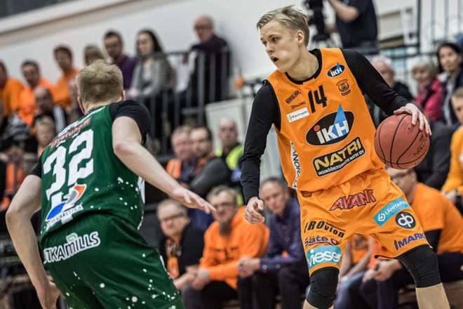 Karhu Basketin Okko Järvi oli voittoisan Seagulls- ottelun pääarkkitehti. Hän pussitti lähes puolet joukkueen pisteistä eli yhteensä hurjat 47 pistettä. ARKISTOKUVA: ERKKI HAUTAVIITA