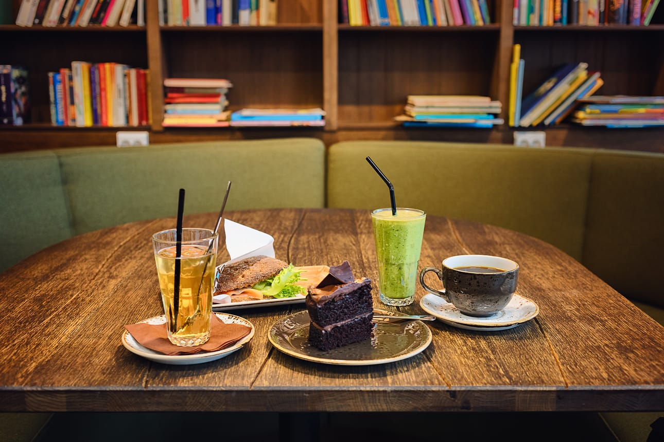 Suolaiselta puolelta nappaamme tarjottimelle vihersmoothien sekä savulohella ja aurajuustolla täytetyn ruisleivän. Makealta puolelta eniten houkuttelee suklaakakku, vaikka Antellin klassikkoa omenahyvettäkin olisi tänään tarjolla.