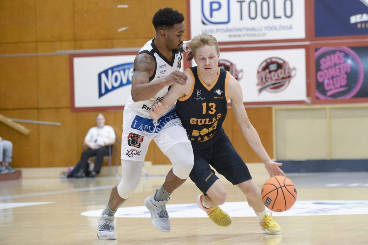 Kobrien Kaelin KJ Jackson (vas.) ja Seagullsin Lassi Nikkarinen vauhdissa Helsingissä.