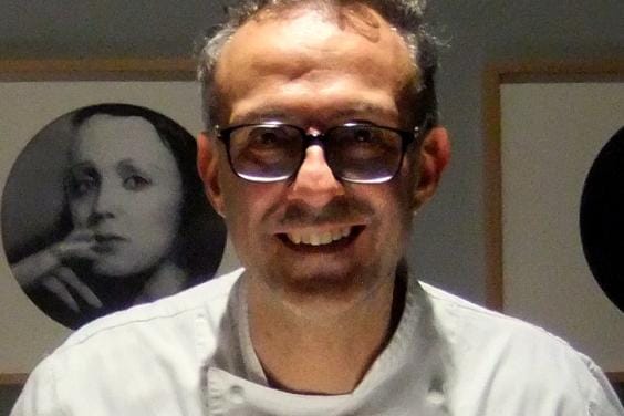 Massimo Bottura luotsaa kolmen Michelin-tähden ravintolaa kotikaupungissaan Modenassa, Keski-Italiassa. Kuva: Harri Kuittinen