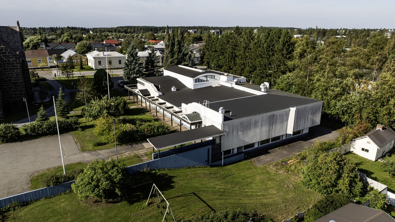 Seurakunnalla on edessään päätös: mitä tehdään vanhalle seurakuntatalolle. Rakennusta ei voi kunnostaa.