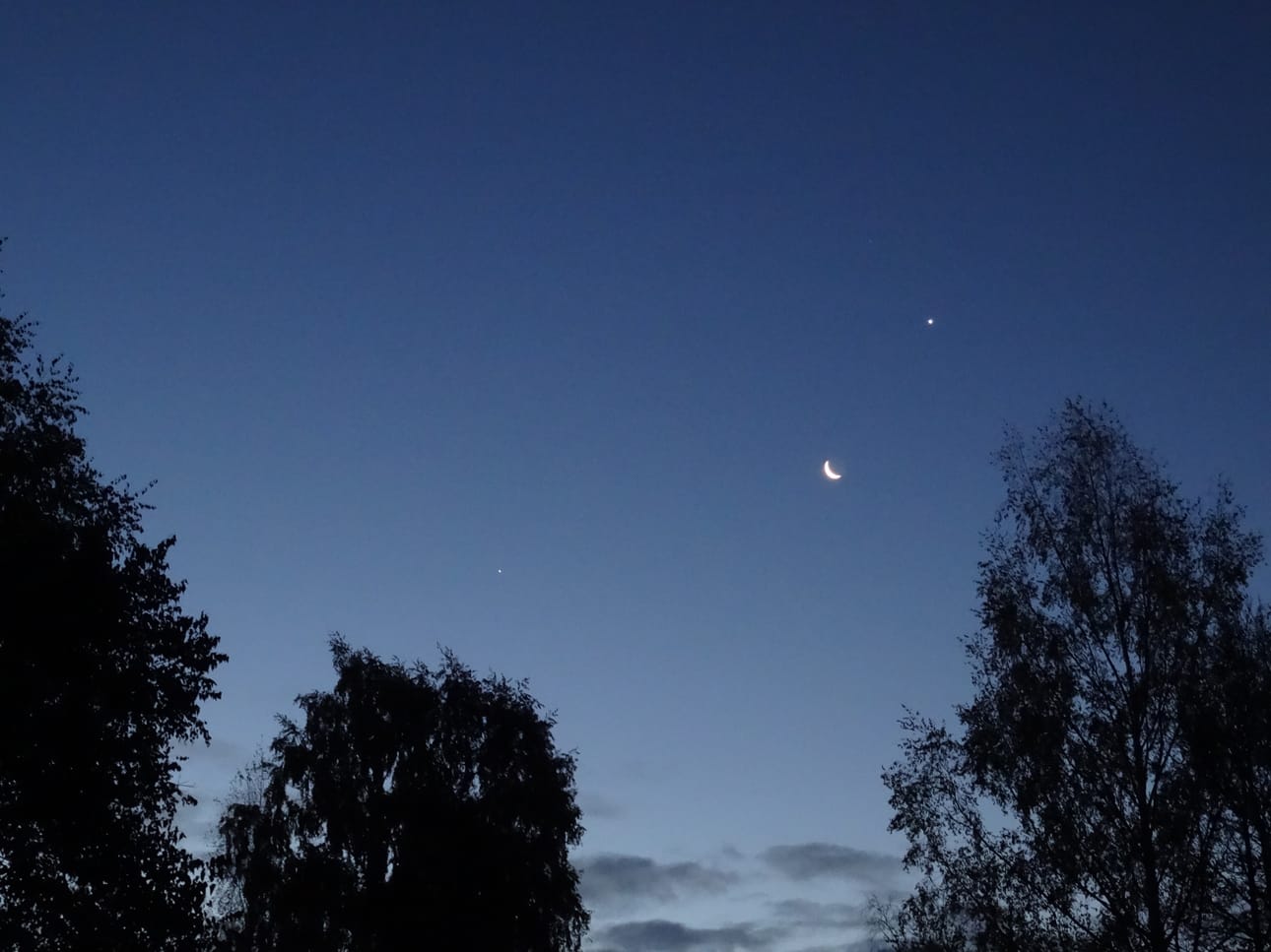 Lukija lähetti kuvan aamutaivaan planeettakonjuktiosta.