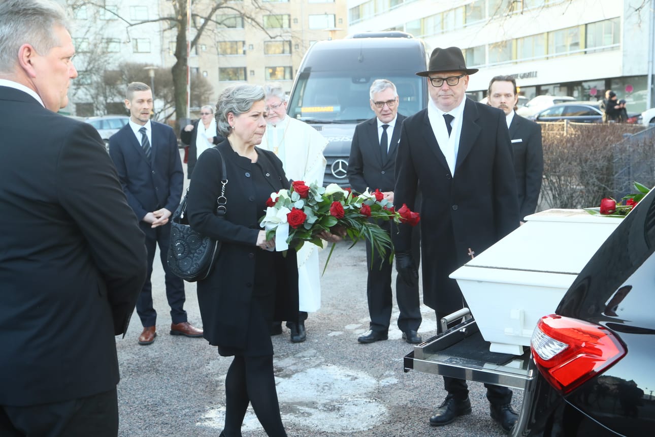 Leski Hilkka Ahde kantoi kantoi muistoseppelettä kirkon ulkopuolella.