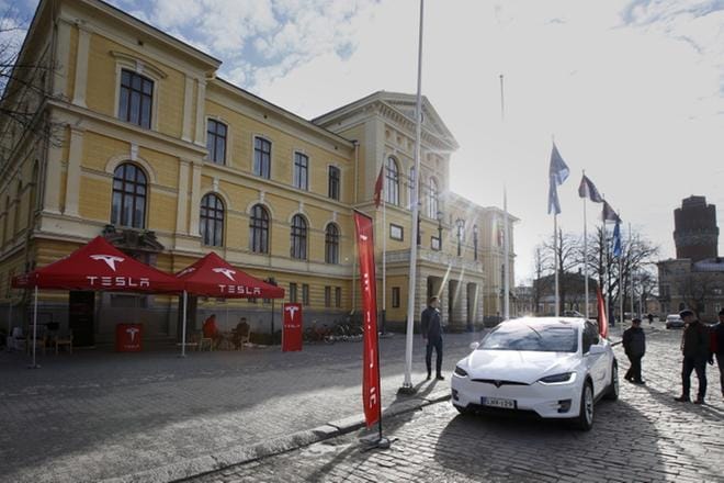 Tesla vieraili Vaasassa Energyweek-tapahtuman yhteydessä maaliskuussa. Kaikki halukkaat eivät päässeet koeajolle, ja siksi Tesla aikoo järjestää uuden tapahtuman kesäkuussa. KUVA: SAMPPA TOIVONEN