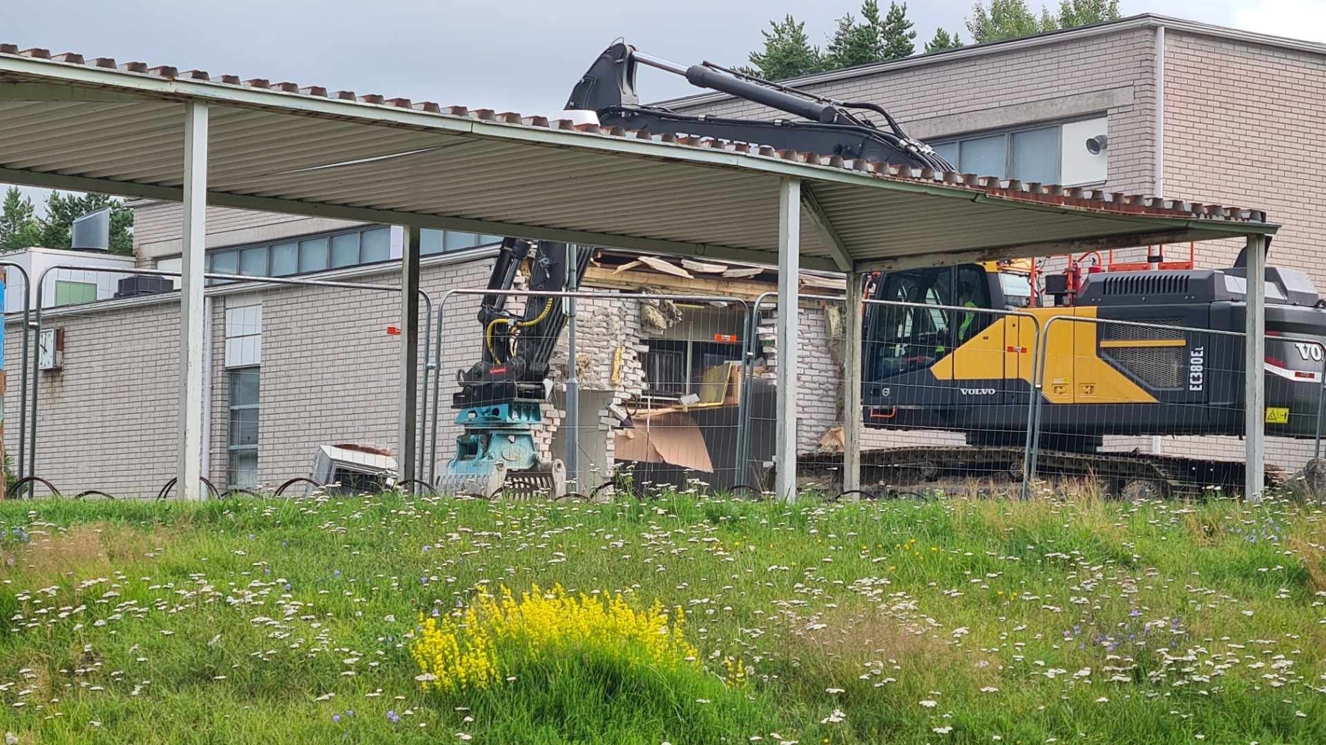 Kaivinkoneet kävivät töihin – Tuttu koulurakennus katoaa pala palalta