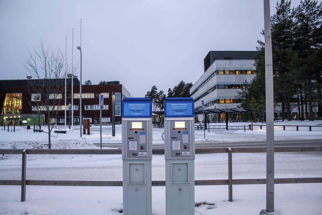 Viime syksynä K3- ja K4-parkkipaikoille asennettiin parkkimittarit. Koska ilmaista parkkitilaa on Kontinkankaalla kovin niukasti, kampuksella opiskelevat kokevat maksullisten parkkipaikkojen asettavan heidät eriarvoiseen asemaan muihin yliopistolaisiin nähden.