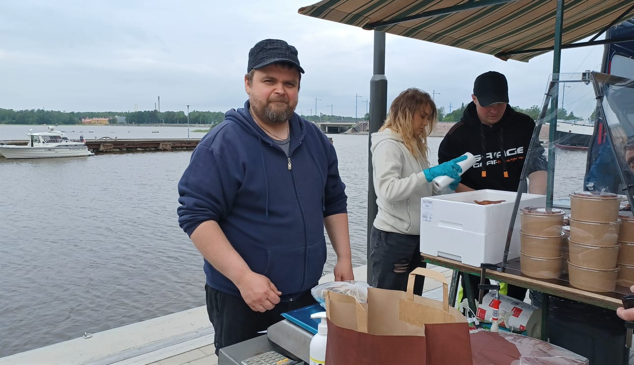 Stefan Smedman sai punnita ja pussittaa kalaa ahkerasti. Taustalla Sandra Sund ja Tomas Sund.