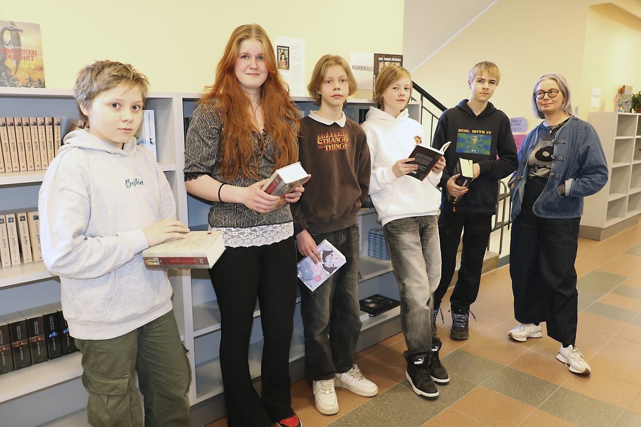 Aarni Tawast-Heinovirta, Velma Vanhakangas, Topi Turula, Olavi Vähäkangas ja Valttri Kruus kertovat kirjan kuuluvan osaksi arkea. Opettaja Johanna Konttila on aistinut, että nuorten kiinnostus lukemiseen on kasvussa. Siihen tähdätään myös uudella käytäväkirjastolla, josta on luonteva tapa lainata lukemista vaikka kotiinkin asti.