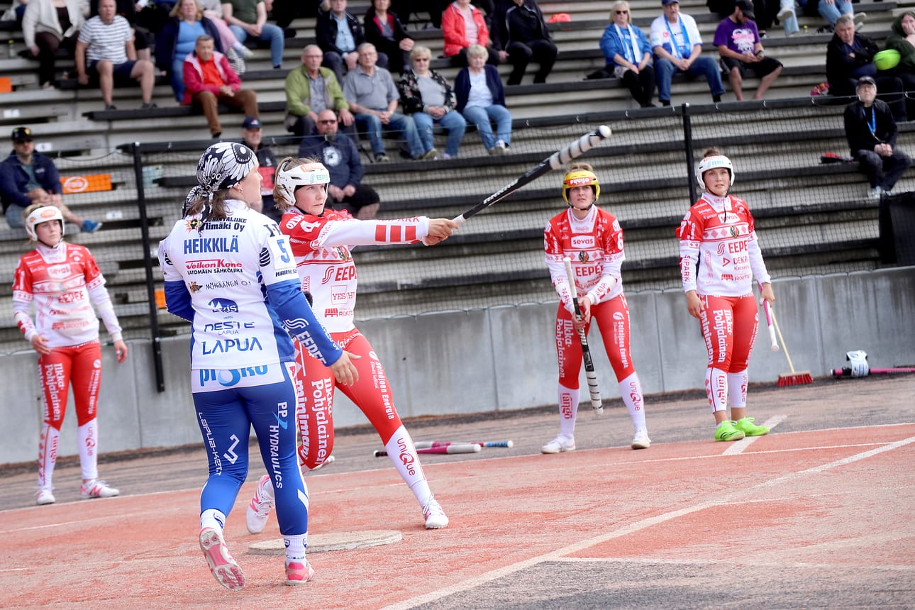 Jussittarien Tiia Peltosella oli lyönti kohdallaan, vaikka Virkiän lukkari Anni Heikkilä teki kaikkensa estääkseen sen.