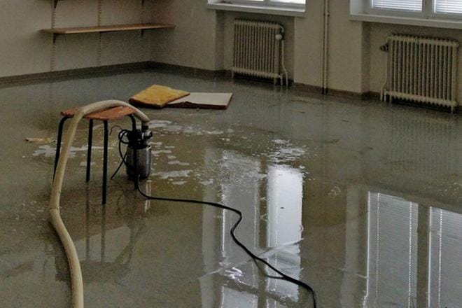 Vettä valui kaikkien kerrosten laittioille ja käytäville. KUVA: TAPIO LEHTINEN