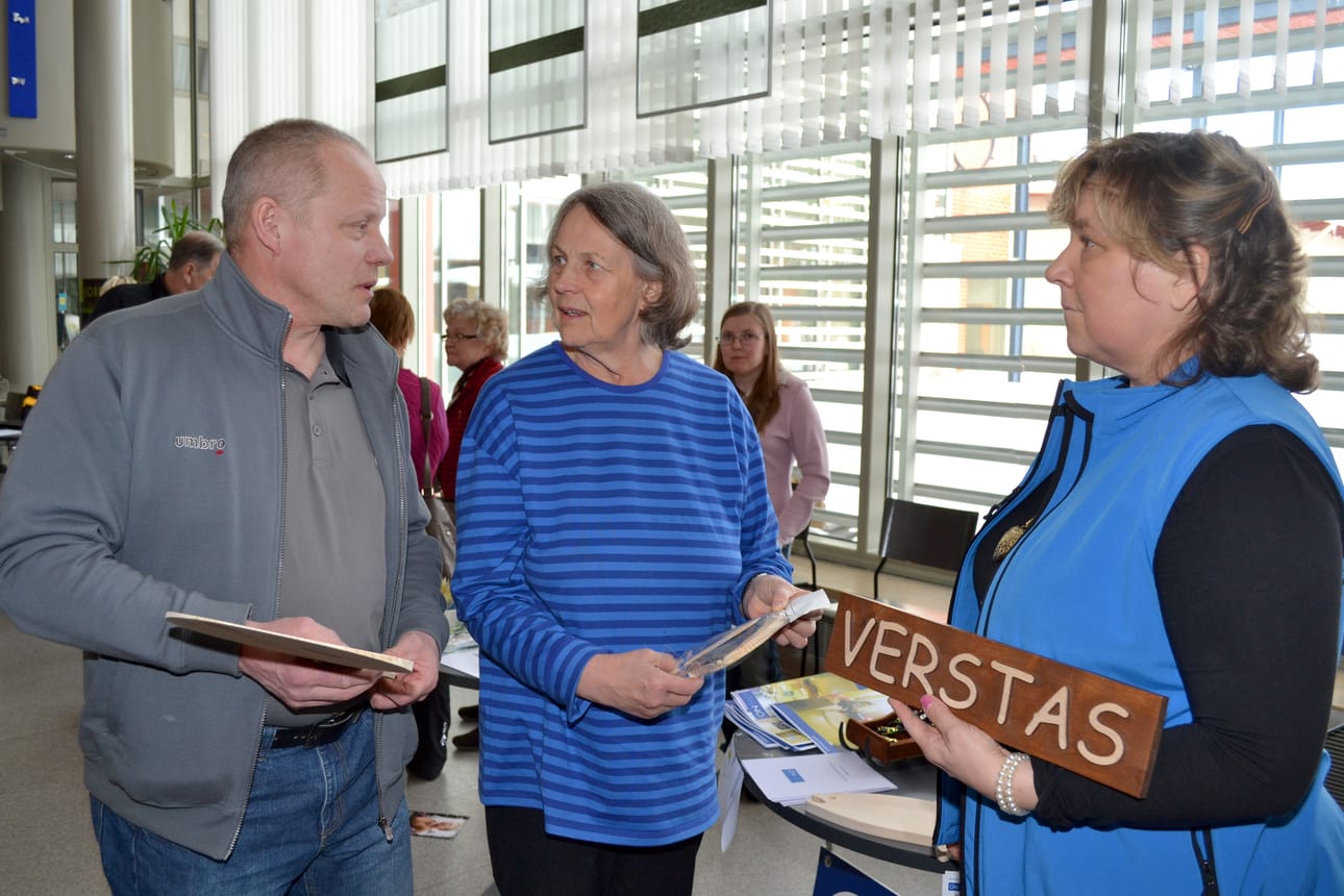 Eläkeläisissä on valtava potentiaali vapaaehtoistyön saralla, kertovat ON Kuusamo työhönvalmennuskeskuksen toimitusjohtaja Hannele Sora-aho (oik.), yhdistyksen hallituksen jäsen Liisa Siikaluoma sekä kuntoutuspäällikkö Kalle Lehtoaho.