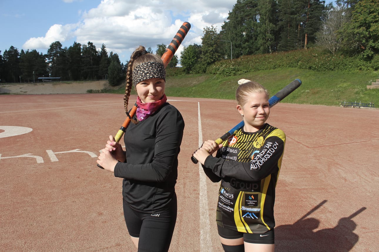 Vilja Vainionpää (vasemmalla) pelaa APV:n D-tytöissä ja Kira Mäkelä E-tytöissä.