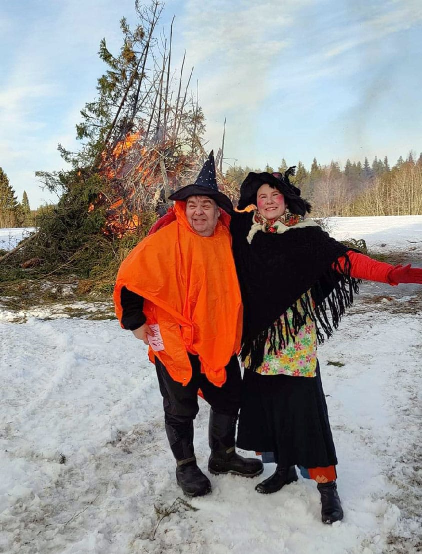 Ähtärin eteläiset kylät järjestivät Kokkoralli-tapahtuman, jossa kokkoja poltettiin Mäkikylällä, Alastaipaleella ja Peränteellä. Mäkikylän kokon sytytti Rikhard Roth. Noita-akka Tuulikki Kortteinen jakoi pääsiäisyllätyksiä pikkutrulleille.